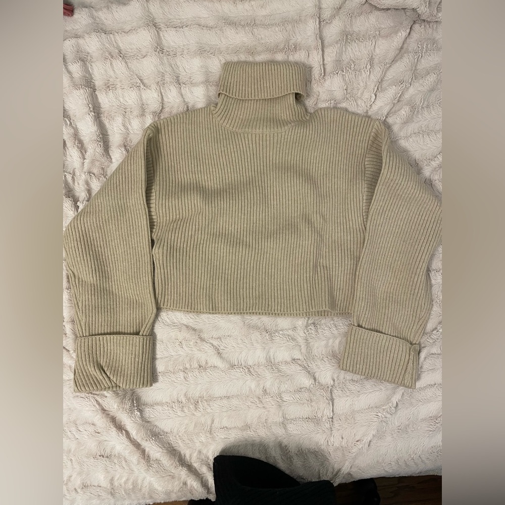 Beige Cropped Turtle Neck Knit Sweater Size Medium
